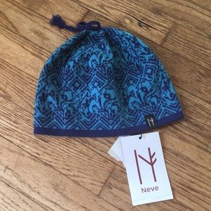 Neve Winter hat